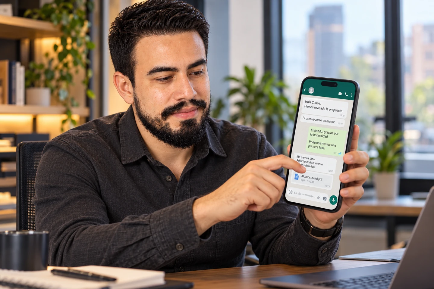 Carlos utiliza WhatsApp para revisar una conversación comercial