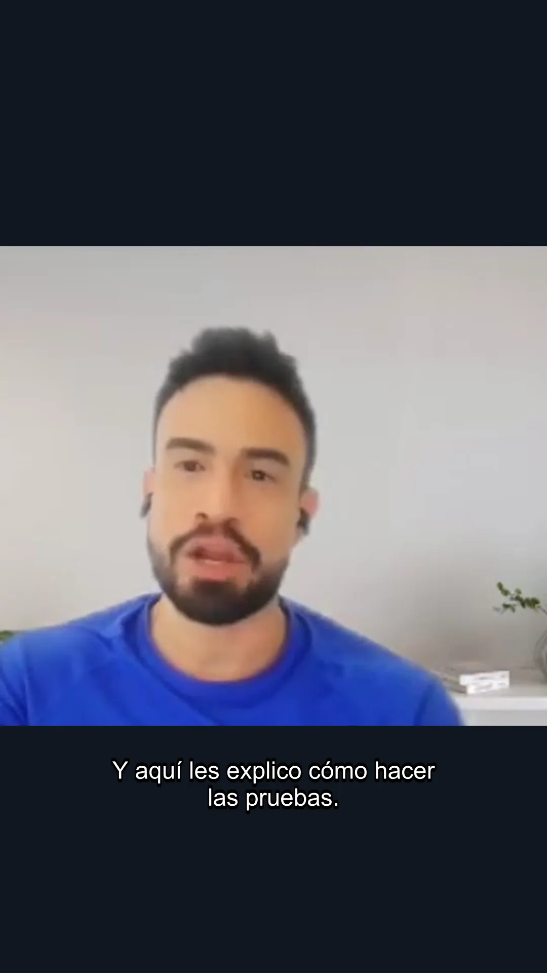 Fotograma real de Carlos durante su explicación de una demo controlada